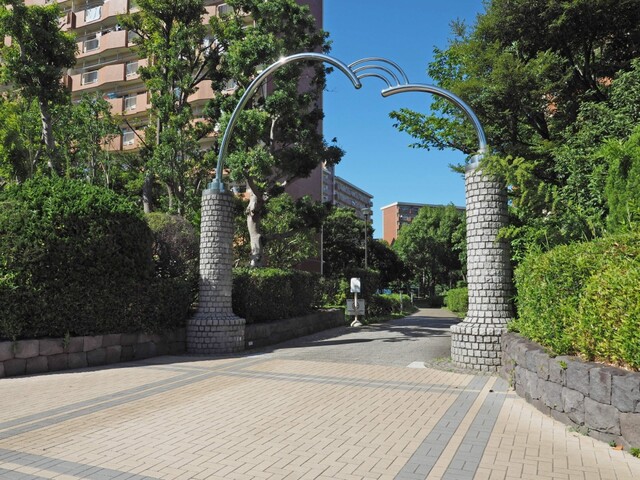 美浜東エステート 1号棟アプローチ